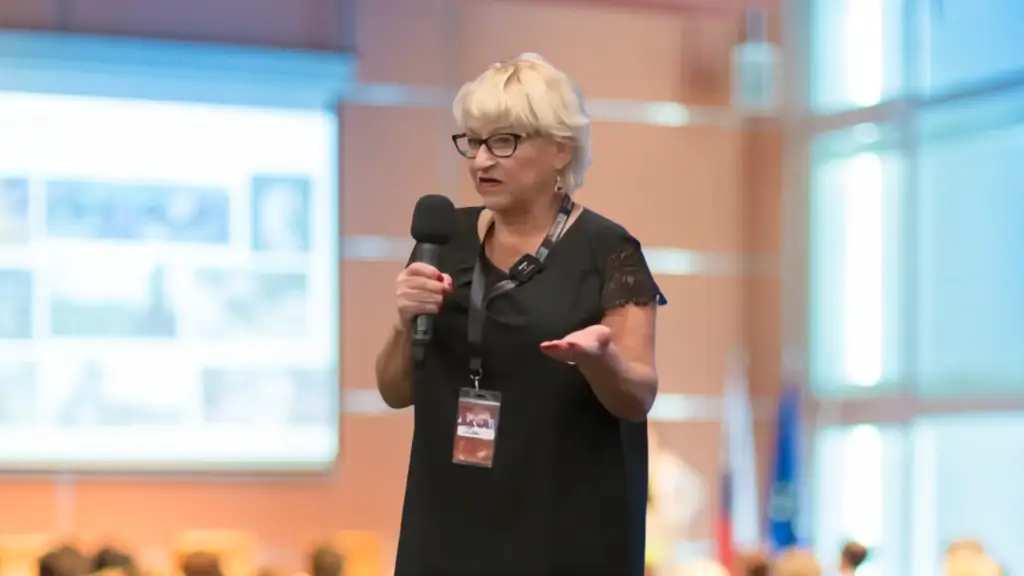 Iris dando conferencia en España